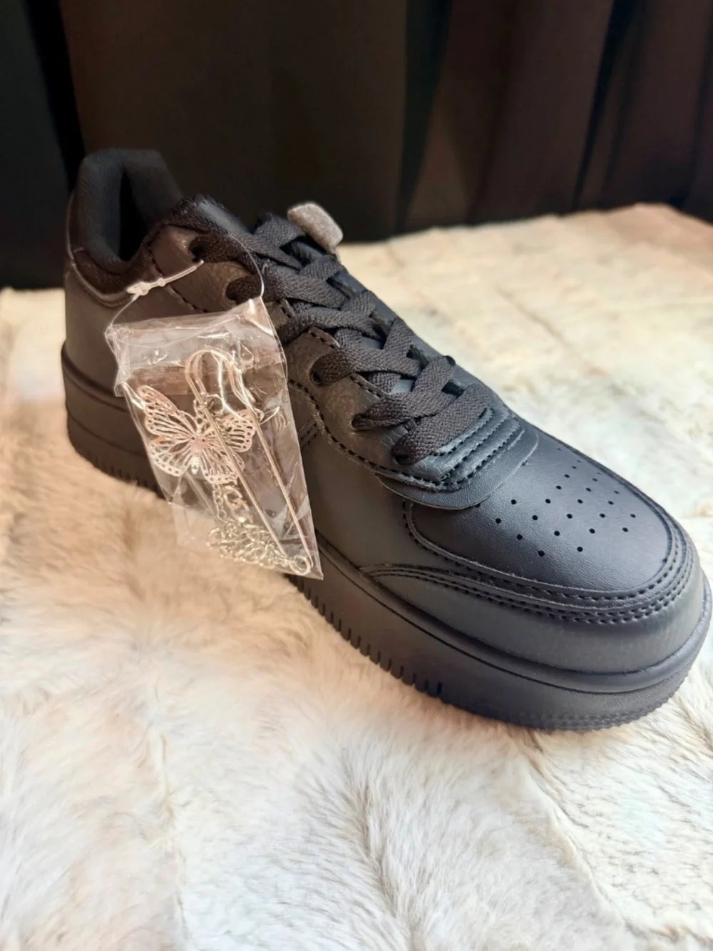 Berness Black Low-Top Sneakers With A Silver Butterfly Chain - Picture 2 of 9